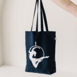 Krepšys su oro akrobate ant lanko