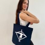 Krepšys su oro akrobate ant juostų